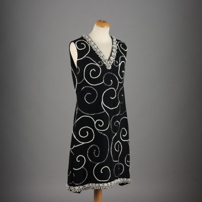 Robe vintage noire avec broderies blanches et argentées