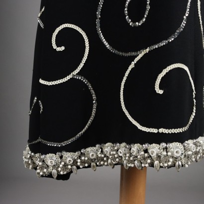 Schwarzes Vintage-Kleid mit weißen Stickereien