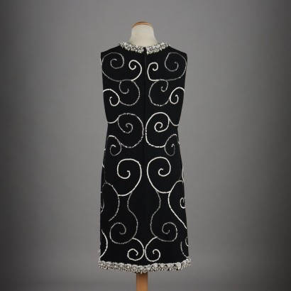 Schwarzes Vintage-Kleid mit weißen Stickereien