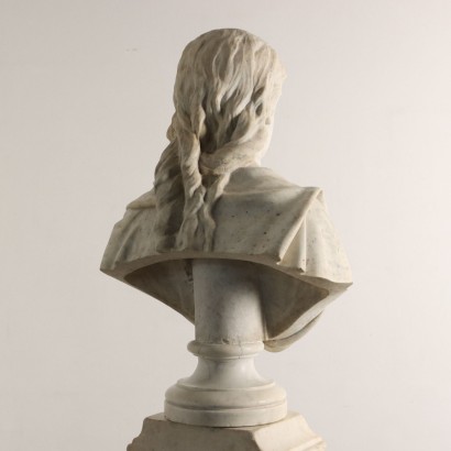 Busto Femminile e Colonna Liberty in M