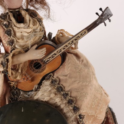 Mujer joven autómata con guitarra