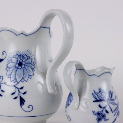 Dos jarras de porcelana de Meissen.