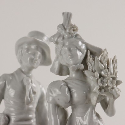Skulpturengruppe aus weißem Porzellan von