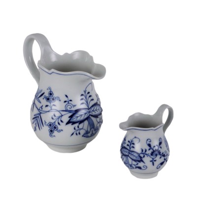 Dos jarras de porcelana de Meissen.