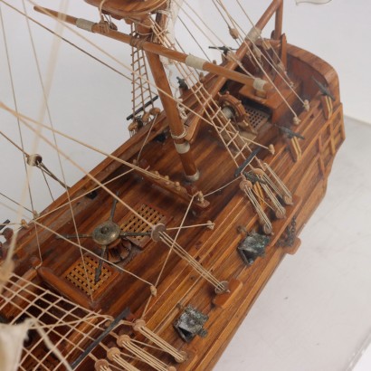 Segelschiff aus Holz in Vitrine