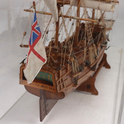 Segelschiff aus Holz in Vitrine