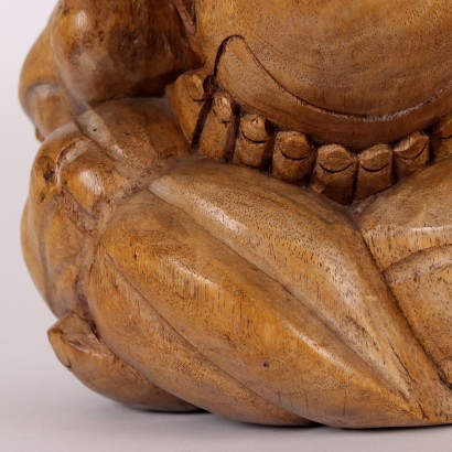 Escultura de madera de Buda llorando