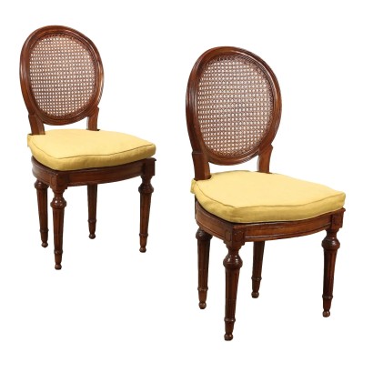 Paire de chaises néoclassiques en noyer
