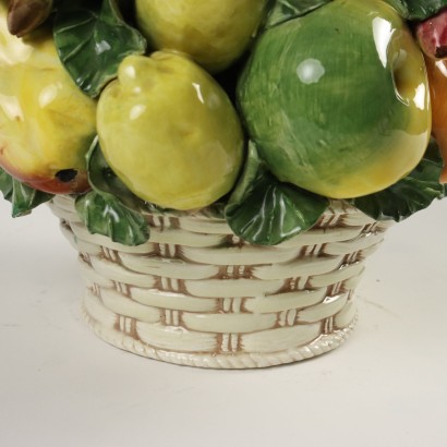 Korb mit Fruchtpyramide aus Keramik