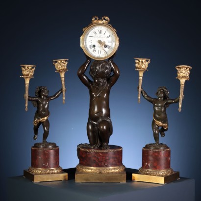 Antiquität, Uhr, antike Uhr, antike Uhr, antike italienische Uhr, antike Uhr, neoklassizistische Uhr, Uhr aus dem 19. Jahrhundert, Pendeluhr, Wanduhr, Triptychon mit Uhr und Kerzenpaar