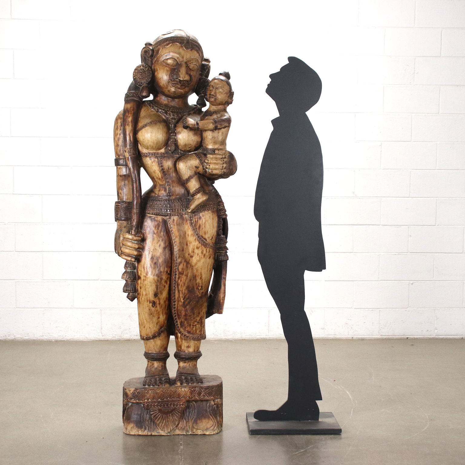 statua divinità indiana di mano in mano